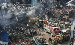 Pakistan'da AVM yangınında bilanço ağırlaşıyor: Ölü kaybı 71'e yükseldi