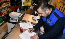 Torbalı zabıtasından halk sağlığını tehtit eden marketlere mühür