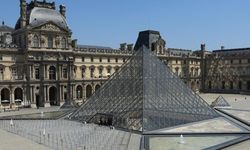 Louvre Müzesi'nde 'bilet dolandırıcılığı' şebekesi çökertildi