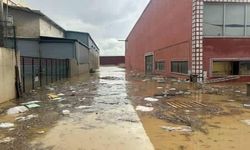 Sel Uşak'ta iş yerlerini vurdu!