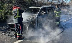 Uşak'ta seyir halindeki araç alev alev yandı
