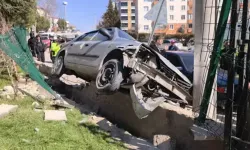 El freni çekilmeyen otomobil yokuş aşağı kaydı