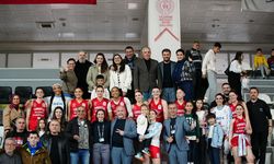 Manisa'nın tek kadın basketbol takımı zirve takibini sürdürüyor