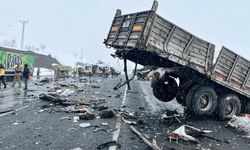 Otomobil ve TIR çarpıştı: Aynı aileden 2 ölü