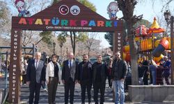 Turgutlu Belediyesi Orta Park'taki oyun grubunu yeniledi