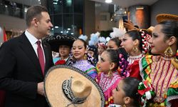 Balıkesir Belediye Başkanı Akın, dünya çocuklarını ağırladı