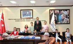 Başkan Çavuşoğlu koltuğunu çocuklara devretti