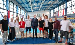 Buca'da 23 Nisan coşkusu havuza taşındı