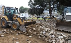 Turgutlu Belediyesi Fen İşleri ekiplerinden eş zamanlı çalışma