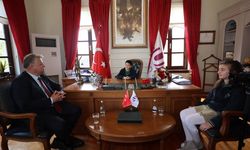 Urla'da koltuğa Türkiye'nin seçilmiş ilk çocuk meclis başkanı oturdu