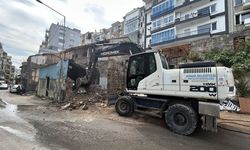 Konak'ta metruk bina yıkımları tam gaz