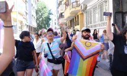 Onur Yürüyüşü'ne polis müdahalesi'Gözaltılar var