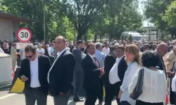 Özgür Özel meclis bahçesine geliyor