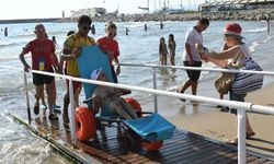 Kuşadası'nda engelsiz plajda engeller bir bir aşılıyor