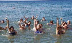 Dünya Barış Gününe denizde pilates ile başladılar
