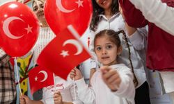 Bornova'da Cumhuriyet Bayramı coşkusu çocuklarla başladı