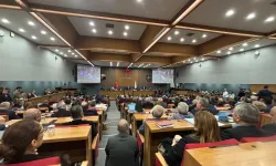 Büyükşehir Meclisi'nde tarihi katılım: Koltuklar merdivenlere taştı!