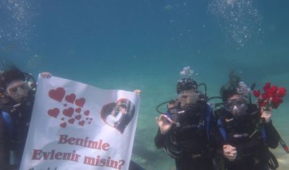 Fethiye'de su altında evlilik teklifi