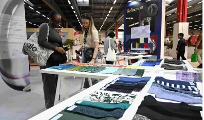 Bursa kumaşları Paris’te genç tasarımcılarla küresel vitrinlerde parladı