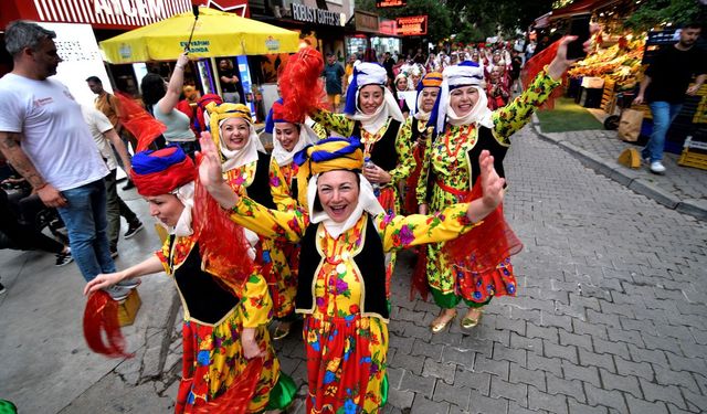 Bornova'da Halk Dansları Festivali sokaklara taştı!