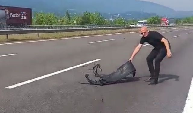 Canını hiçe saydı, otoyolda kaza olmasın diye plastik parçaları topladı