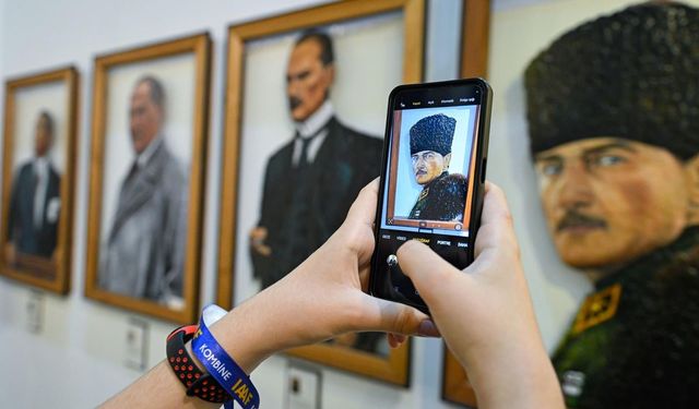 İzmir Sanat ve Antika Fuarı'na sanatseverler tarafından yoğun ilgi
