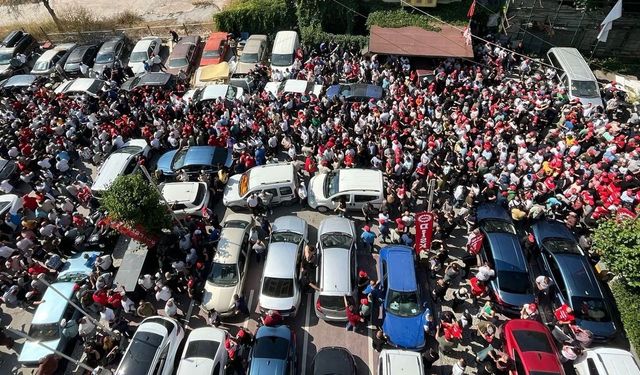 İzmir'de binlerce işçi Büyükşehir önünde toplandı: “Biz ne istediğimizi biliyoruz”