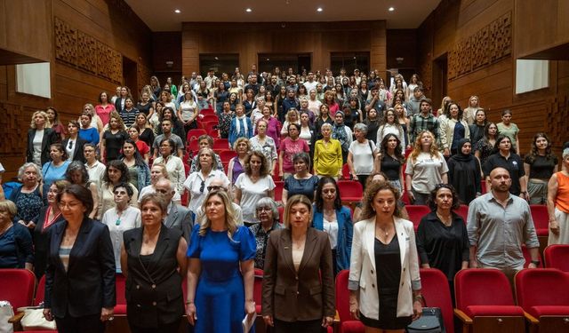 İzmir’de “Dönüşümün Kalbinde Hemşirelik” sempozyumu