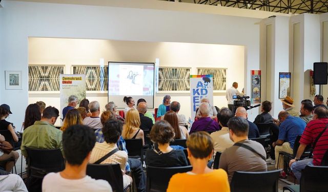 İzmirli gençler demokrasi kültürünü sanat aracılığıyla tartıştı