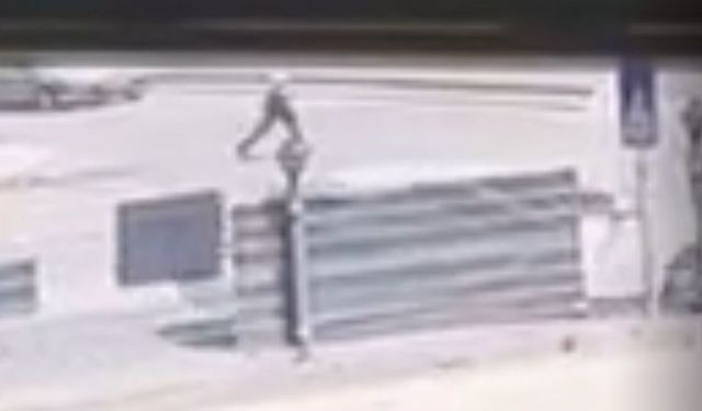 Aniden yola çıkan yaşlı adama otomobil çarptı