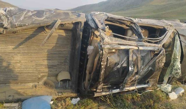 Başkale’de kamyonet takla attı: 4 yaralı