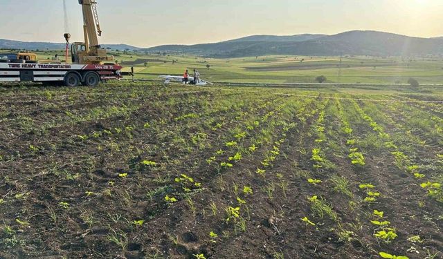 Bilecik’te düşen uçak, vinç yardımıyla kaldırıldı