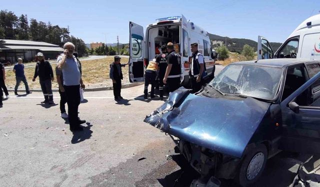Bolu’da kavşakta süt kamyonu ile otomobil çarpıştı: 2 yaralı
