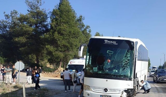 Burdur-Antalya yolunda refüje çıkan yolcu otobüsü direğe çarptı: 6 yaralı