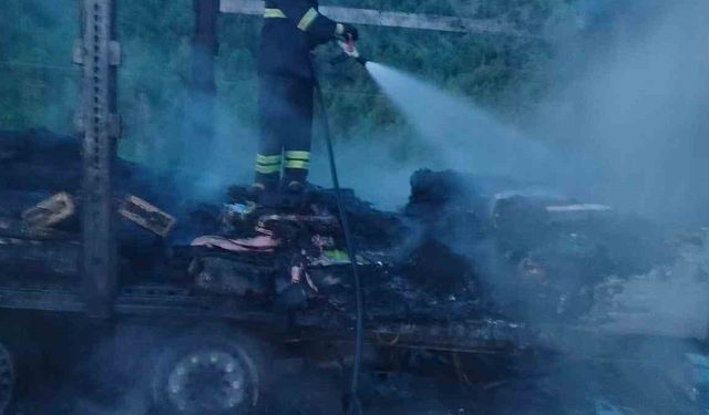 Çorum’da tırın dorsesi alev alev yandı