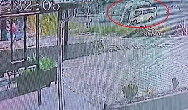 Defalarca takla atan minibüsün 18 yaşındaki sürücüsü öldü: Kaza anı kamerada
