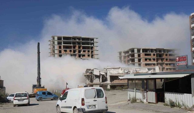 Deprem etkisi oluşturan 13 katlı bina yerle bir olma anı kamerada