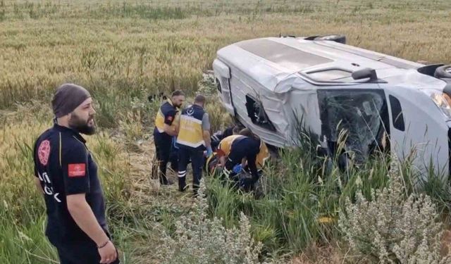 Düğün dönüşü minibüs şarampole devrildi: 17 yaralı