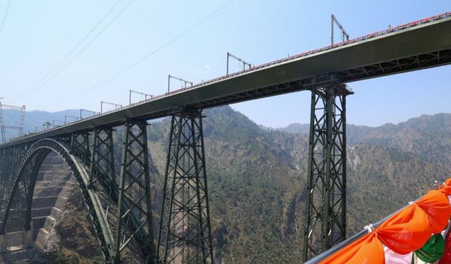 Dünyanın en yüksek demiryolu köprüsü açıldı