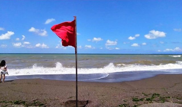 Düzce’de hava şartları sebebiyle denize girmek yasaklandı