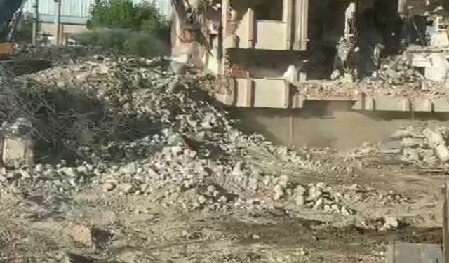 Elazığ’da ağır hasarlı bina tek dokunuşla yıkıldı