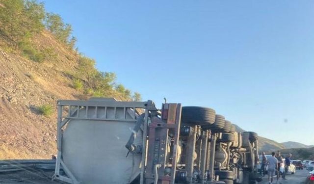 Elazığ’da tır devrildi: 1 yaralı