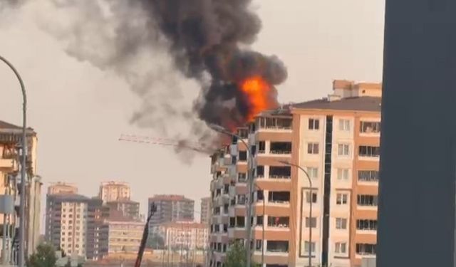 Gaziantep’te 7 katlı binanın çatısı alev alev yandı