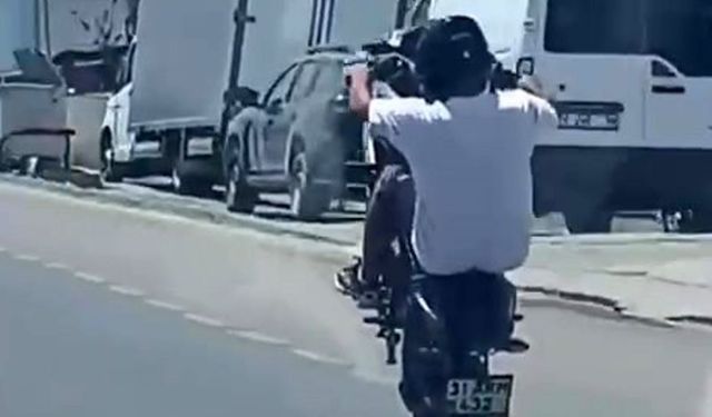 Hatay’da motosikletlinin tehlikeli hareketleri yürekleri ağza getirdi