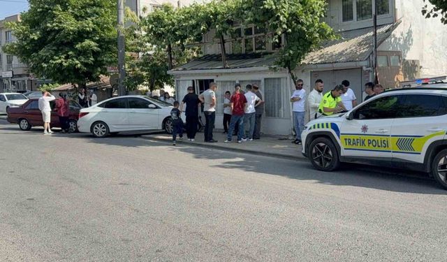 İki otomobil çarpıştı, duramayan araç evin duvarına çarptı