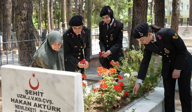 Jandarma Teşkilatı’nın 186. kuruluş yıl dönümünde şehit mezarlarına karanfil bırakıldı