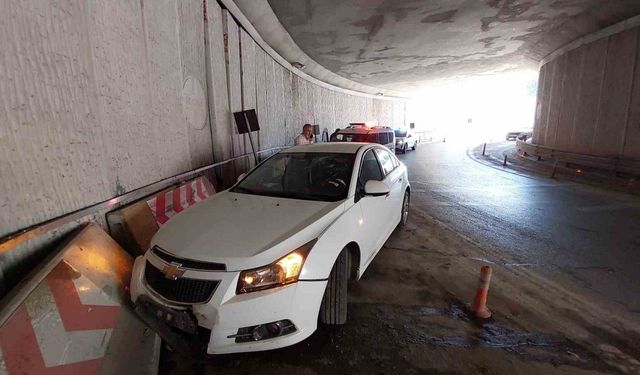 Kızlarının mezuniyet törenine giden aile ’ucube alt geçit’te kaza yaptı: 3 yaralı