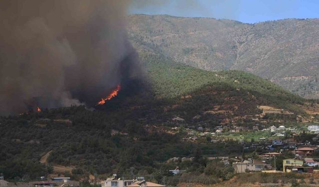 Orman yangını evlerine sıçrayan vatandaşların zor anları