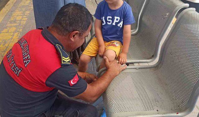 Otobüs beklerken ayağı oturağa sıkışan çocuğun imdadına itfaiye yetişti