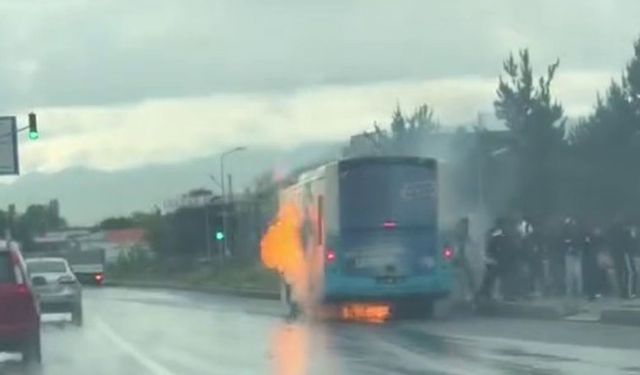 Otobüs bir anda alev aldı, yolcular panikle kaçtı